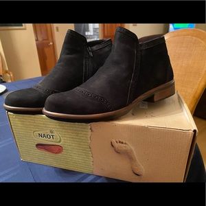 NEVER WORN: Naot: The Nefasi Black Velvet Nubuk